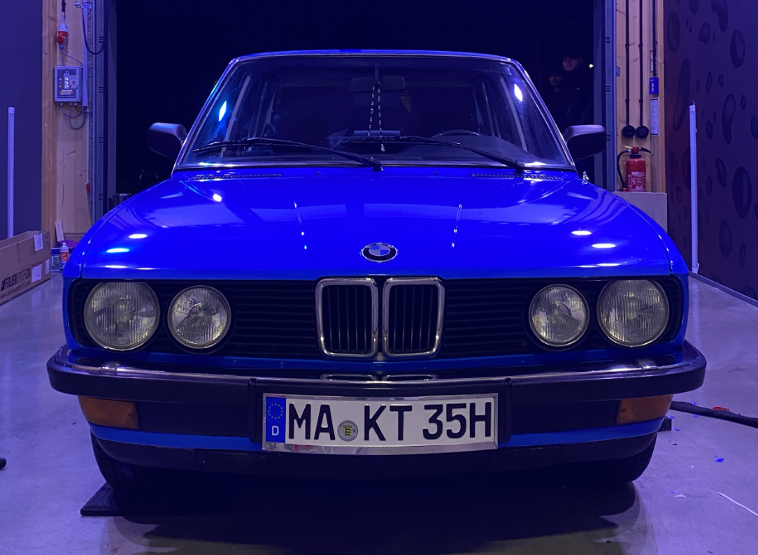 Folierter BMW E12 in blau.