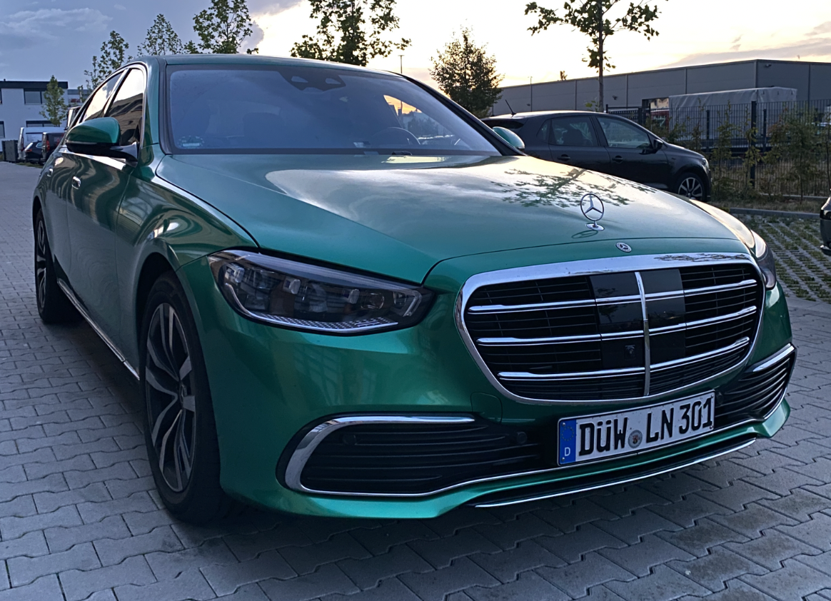 Folierte S-Klasse in gruen.