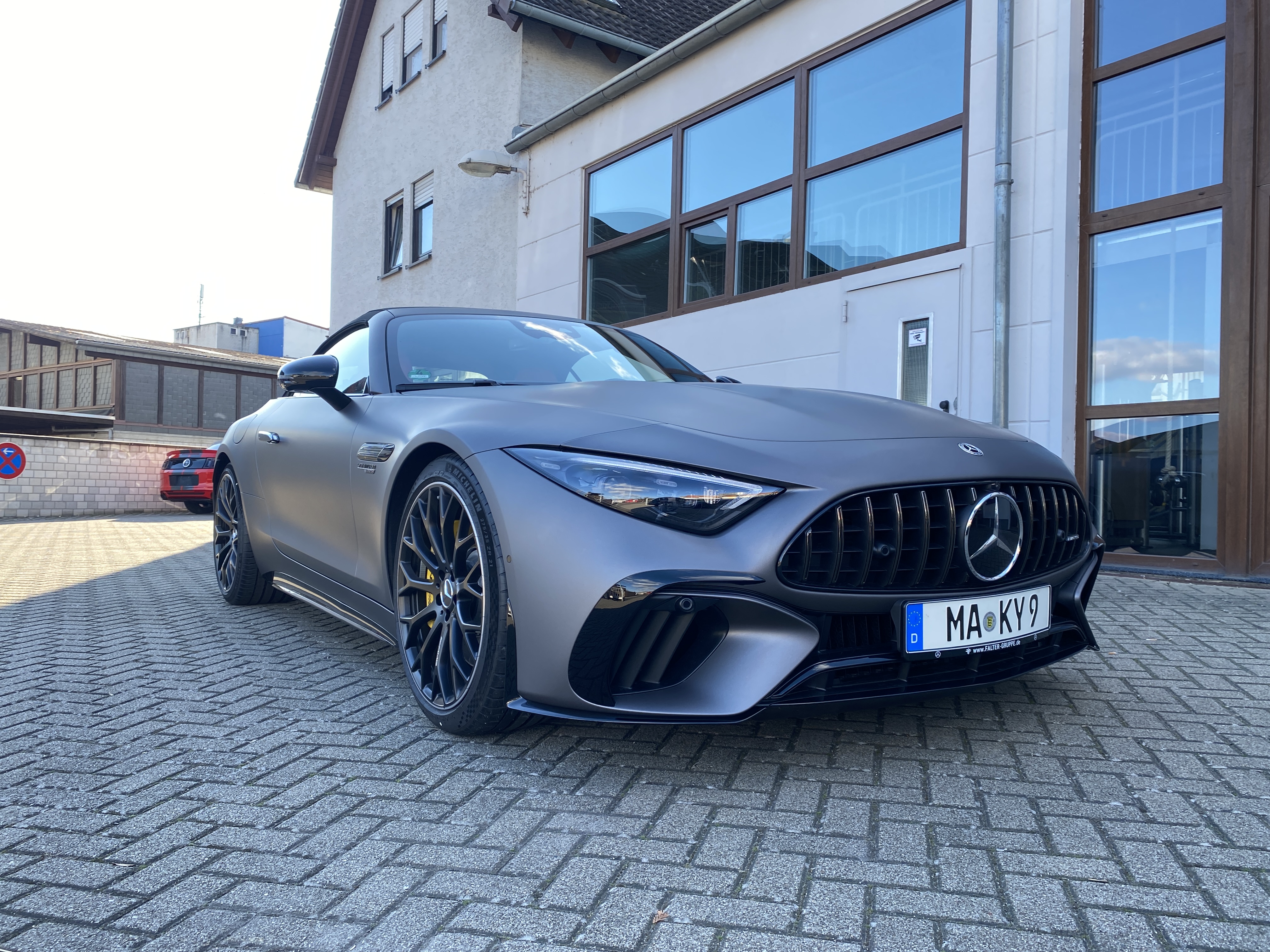 Folierter SL63 in schwarz.