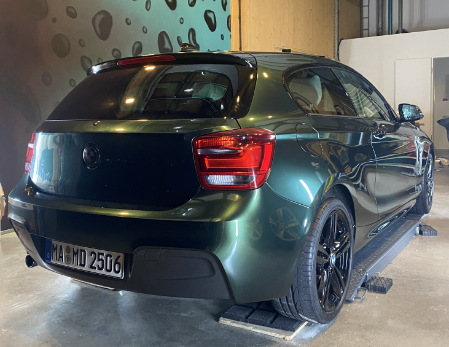 Folierter BMW 12d in grün.