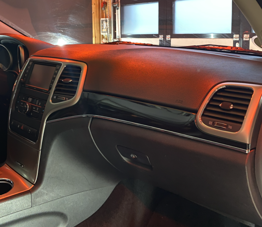 Schwarz glanz interierur-Folierung.