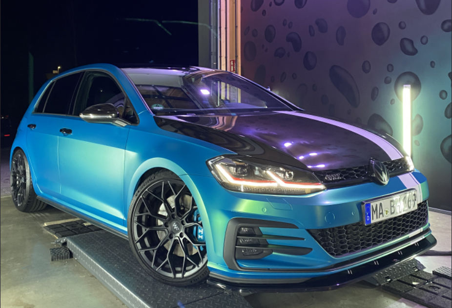 Folierter VW Golf in blau.
